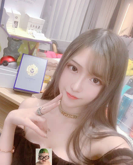 腐团儿最新cos岛风照,下跪后露出的"三角肌",让人移不开眼