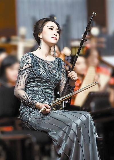 二胡持琴是学习二胡的基础,那么怎样才是正确的持琴姿势呢?