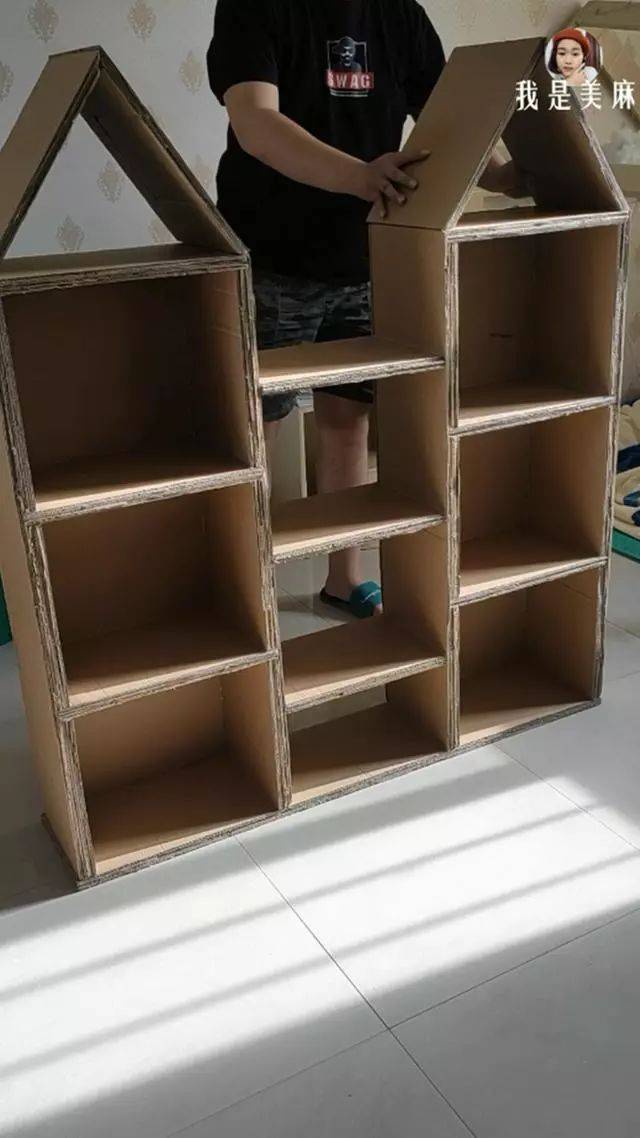 爸爸用50个快递箱做了个儿童书架,看着和实木家具一样,很上档次