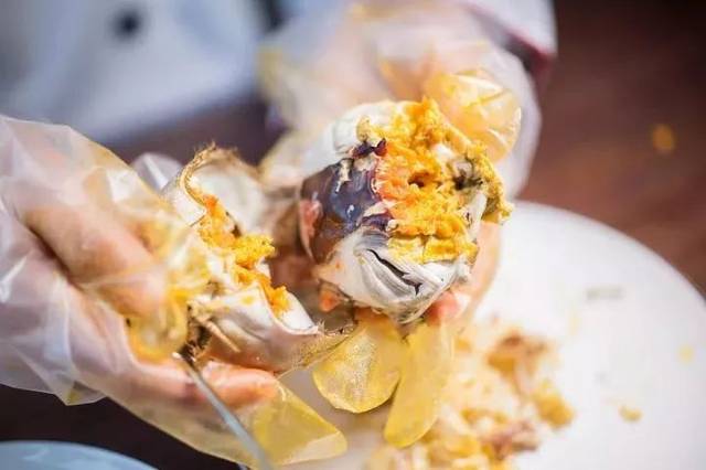 大闸蟹都是店主亲自去市场购买的,由手工现拆的蟹黄和蟹肉,每只非常