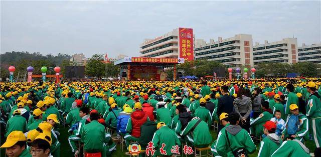 化州一中学生成人礼活动 一百多年来,学校从始建时的几间小平房,师生