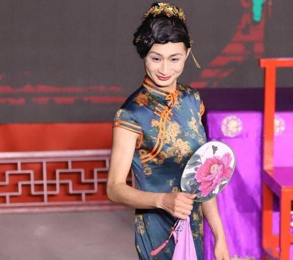 在德云社20周年庆典上,岳云鹏,栾云平举行了自己第一次收徒仪式