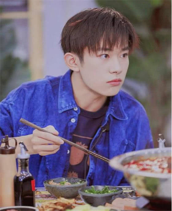 易烊千玺录节目吃火锅看到想吃的鸭血下一秒举动太真实