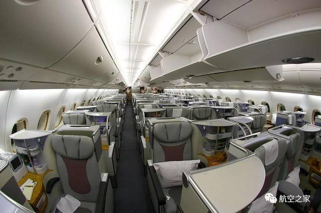 世界上最大的客机能坐多少人?一架a380可以装满65辆考斯特