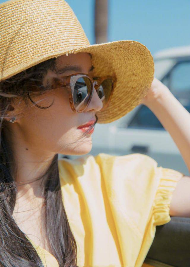 刘亦菲三伏天最新穿搭,草帽搭连衣裙显ins少女风,32岁秒变23岁