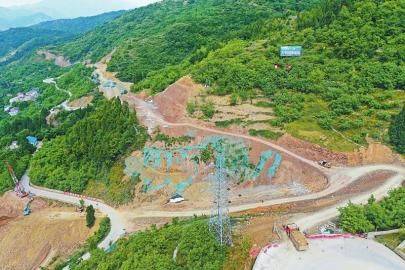 建設中的朝天區七盤關至曾家山旅遊扶貧公路.