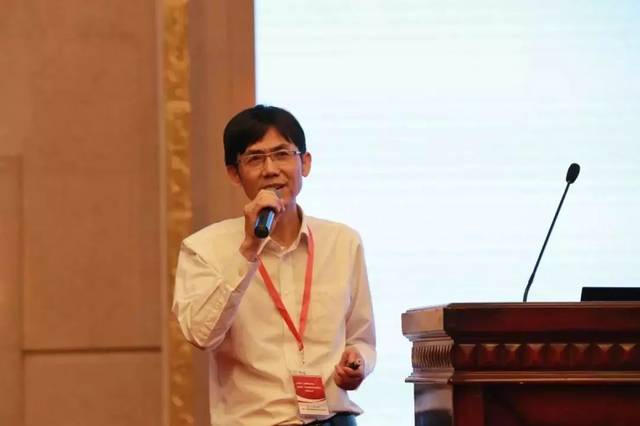 来自腾讯的王德喜带来题为"扎根消费互联网,拥抱产业互联网"的主题