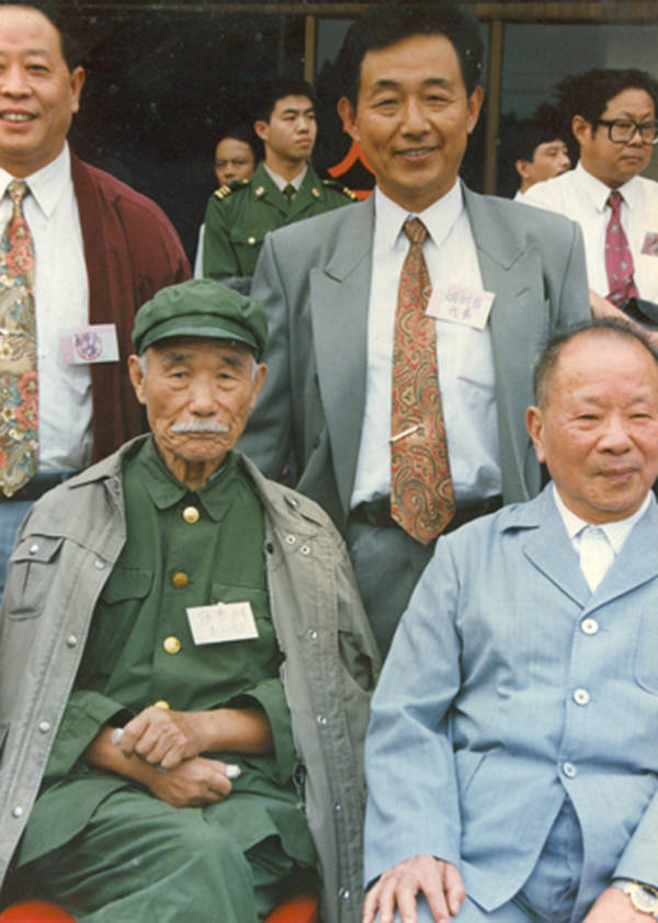 开国中将看望自己老战友,门卫拦住将军怎么可能没有专车