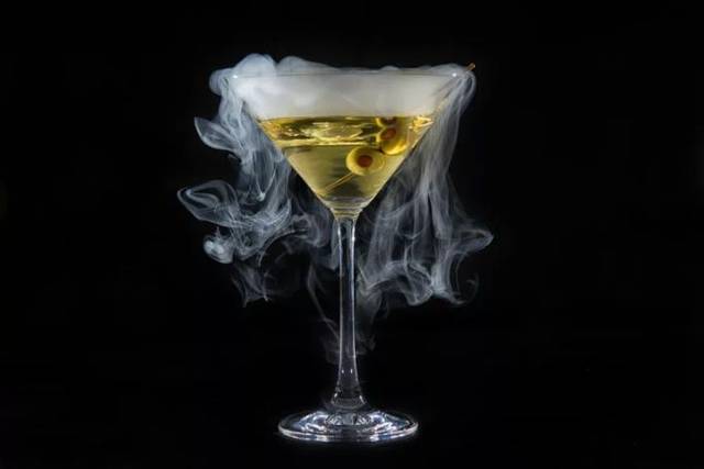 有没有一款鸡尾酒像极了爱情?单身的你来领一瓶威士忌吧!