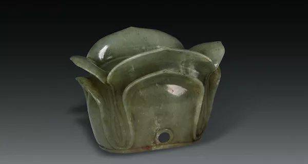 此后,男主李泌所戴青玉芙蓉冠也引起了不少话题,虽然现在我们还没有