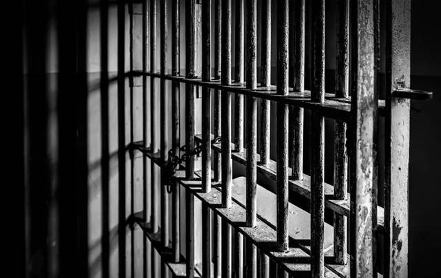 肛门被捅58刀,开水泼脸毁容,恋童癖在监狱里的特殊待遇,让人看着真爽!