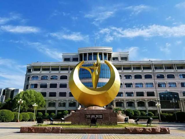 年5,6月份,正值孟夏时节,44名国网泰安供电公司新员工齐聚泉城济南