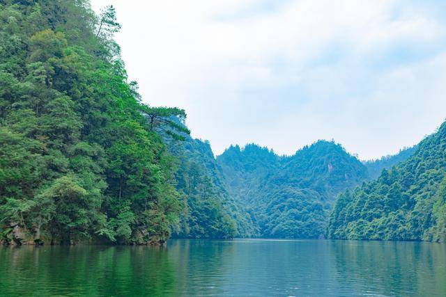 四面青山,一泓碧水,旖旎的风光,堪称是大自然最美的山水风景杰作