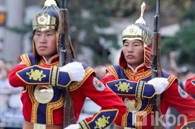 难得一见的蒙古国阅兵仪仗队穿铠甲举老枪男兵女兵都很壮硕