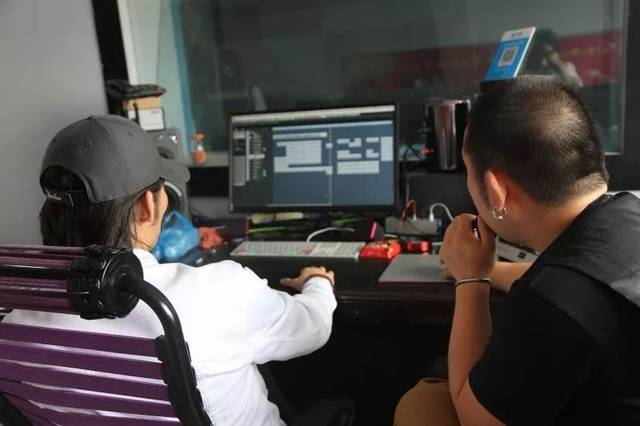 青格乐图和阿  乌日根两位老师为乐团排练