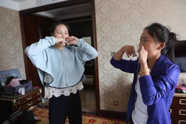 青格乐图和阿·乌日根两位老师探讨为乐团创作的音乐作品