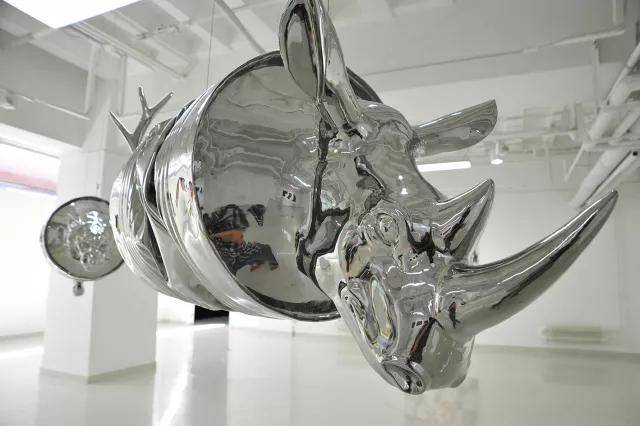 任宏伟油桶中的褶皱美学