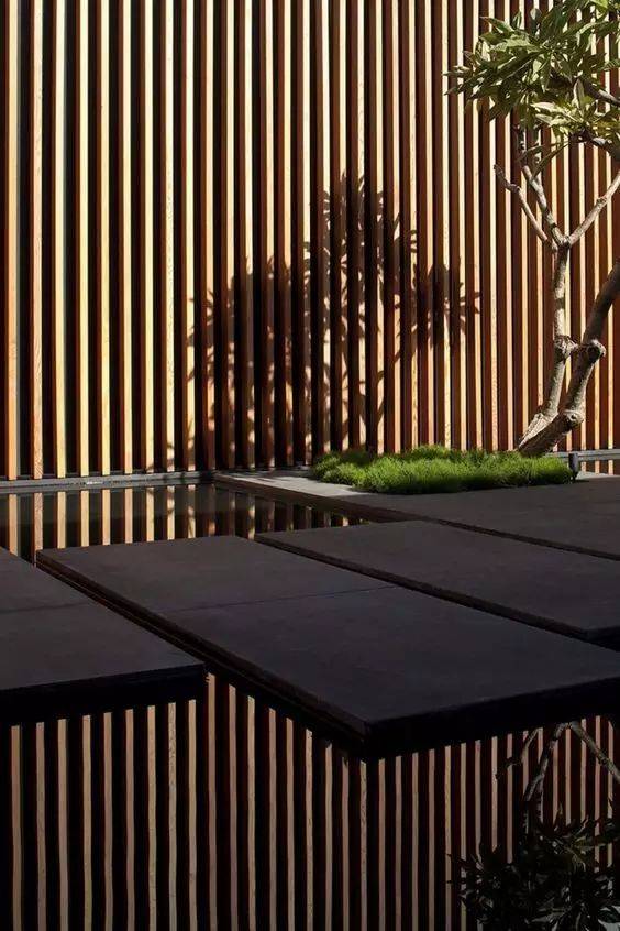 造型独特的隔断为空间增添不少艺术气质 ▼ 铁艺格栅通常造型大气沉稳