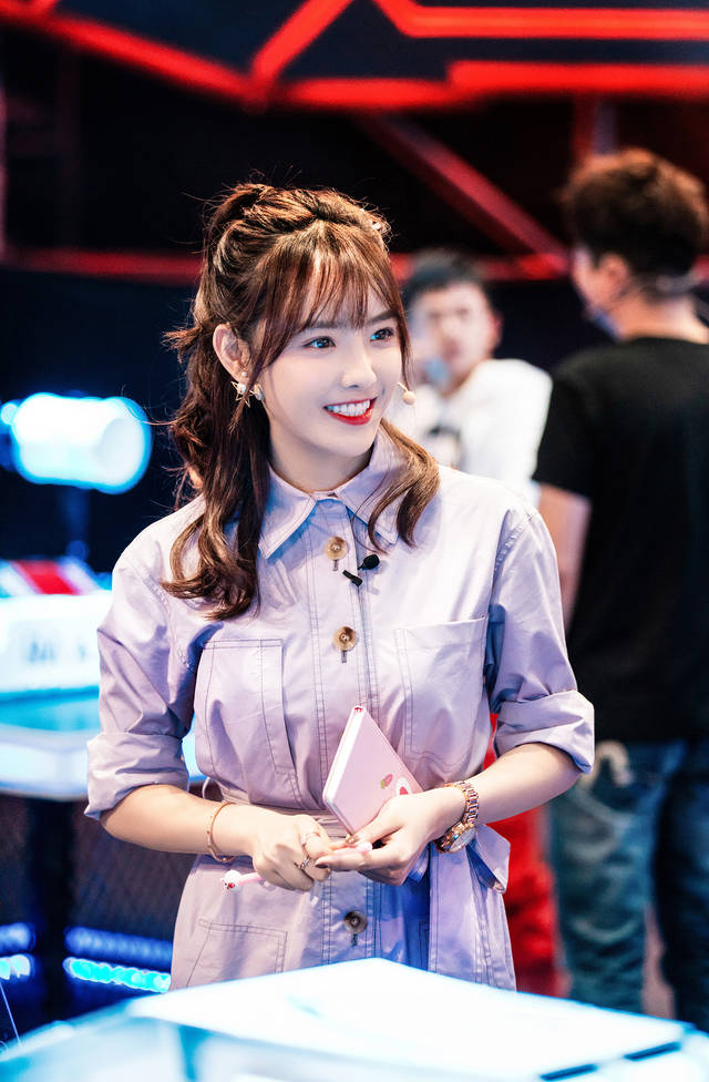 朱容君铁甲雄心2热血开播凭幸运色结缘铁甲再展笑容杀