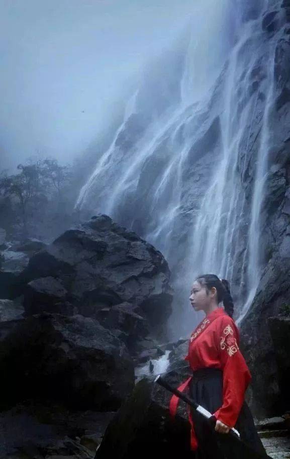 飞流直下三千尺 疑是银河落九天 诗人李白见过的美景惊现于世 飞银河落九天诗人 派欧网