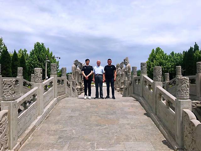 在关怀中砥砺前行—李志同,万忠林两位将军莅临海之龙酒业考察