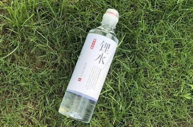 旺旺进军瓶装水,首推凉白开新品,自动售货机独家发售
