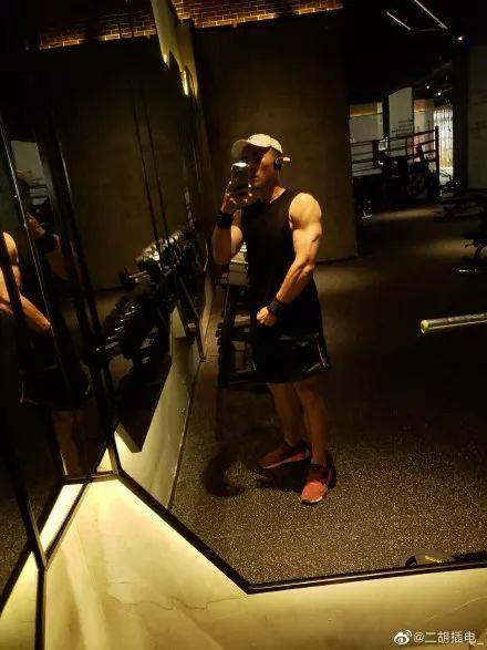 李易峰肌肉照引热议男生性感身材该是怎样的