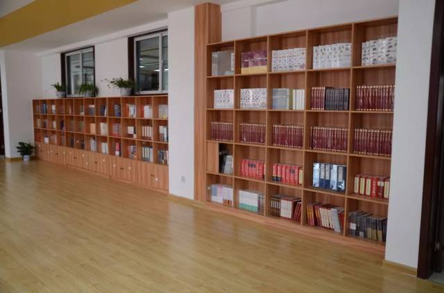 图书馆 机器人活动场地 (来源:泰山杏坛) 泰山区泰安南关中学体育局房