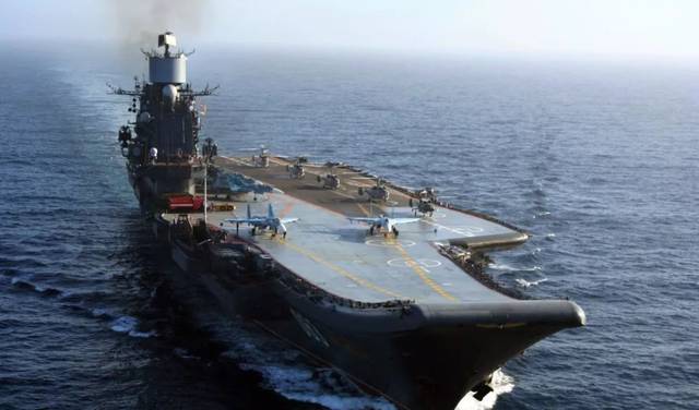 俄罗斯的未来航母成了一大亮点:下图是名为"海牛"的新航母模型,排水量