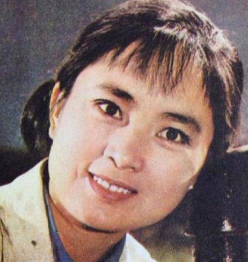 他们说,张金玲是七十年代末最尺度的美女脸,面容饱满圆润,气质端庄