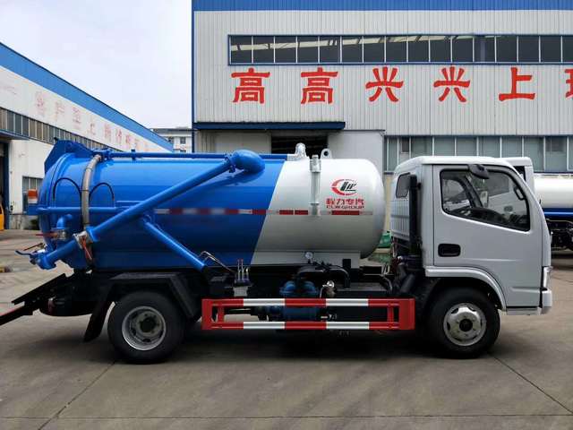 洒水车厂家：城市清洁的小能手