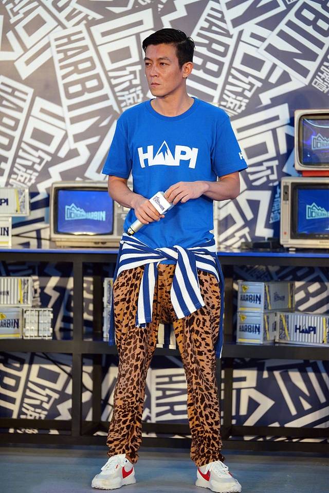 38岁陈冠希罕见现身穿蓝t恤搭豹纹裤身材变五五分却潮味不减