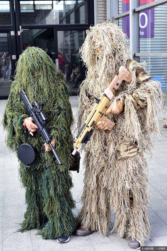 游戏主播带粉吃鸡,为何有吉利服都不穿!