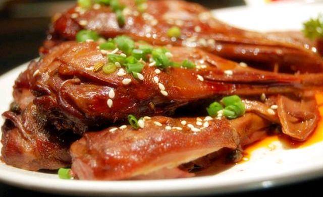 招牌鸭头 熬制辣卤,吊汤,混合油的制作 三步少一不可