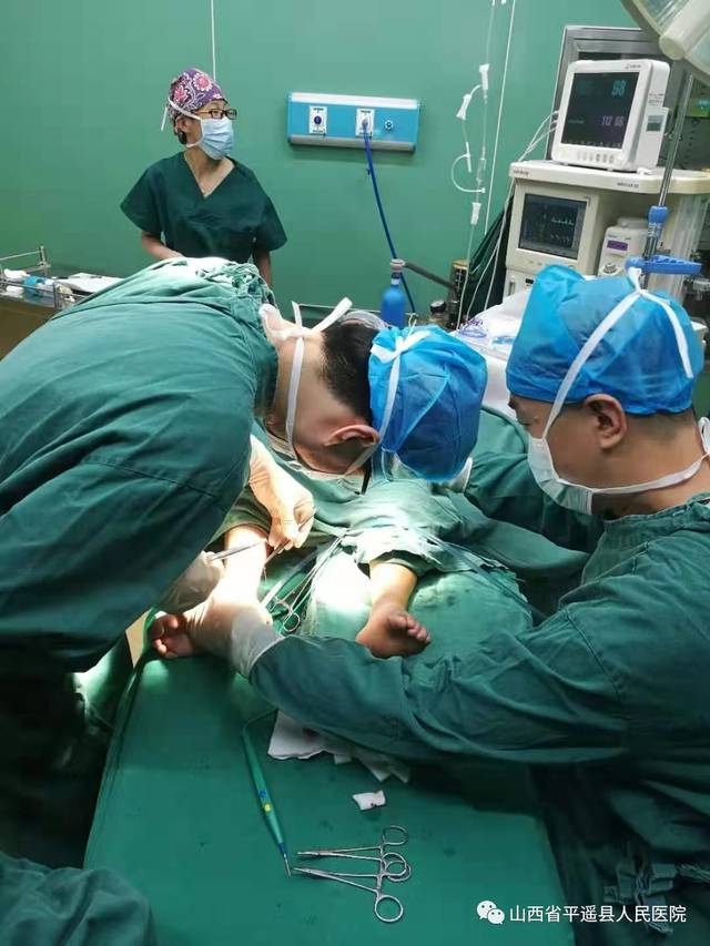 住院大夫范强及麻醉手术团队的通力合作下,顺利为患儿在全麻下行 双腿