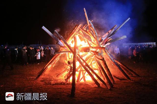 那达慕大会篝火晚会图片