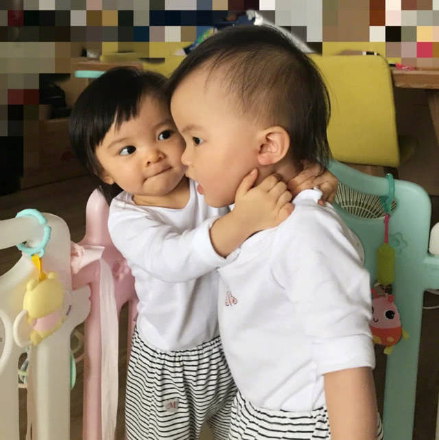 有种惊艳叫熊黛林女儿同一个基因的双胞胎模样却天差地别