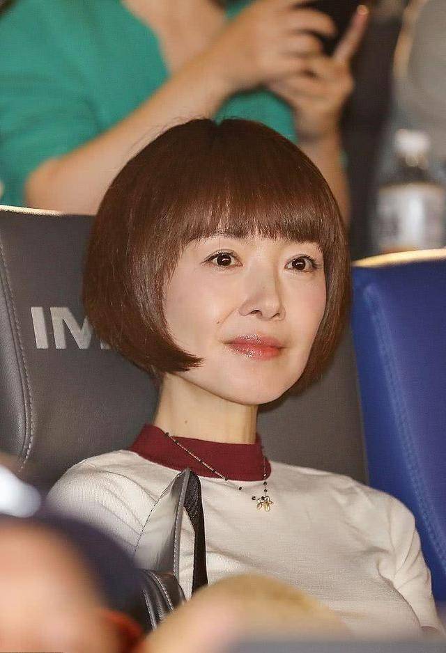 鲁豫脸挺嫩的打扮的也挺时髦身材却像个老年人