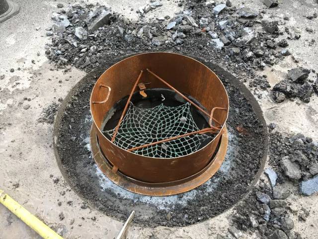 率先开始对市区破损井盖由原来的钢纤维更换成新型防沉降铸铁井盖