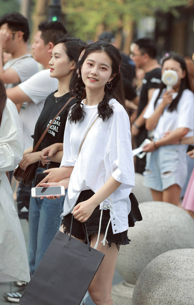 路人街拍,小姐姐的小蛮腰真美,白皙皮肤显得格外吸引人