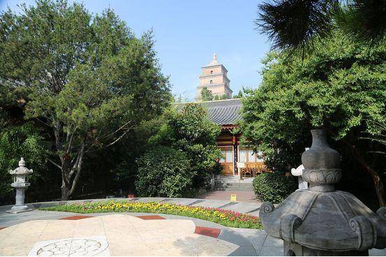 大雁塔北广场东南角紧邻大雁塔,地铁3号线大雁塔站c出口向南数百米即