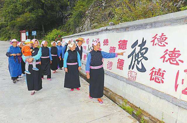 蓬溪縣民政局到天福鎮獅山村開展互助養老活動南充市身心醫院工作人員