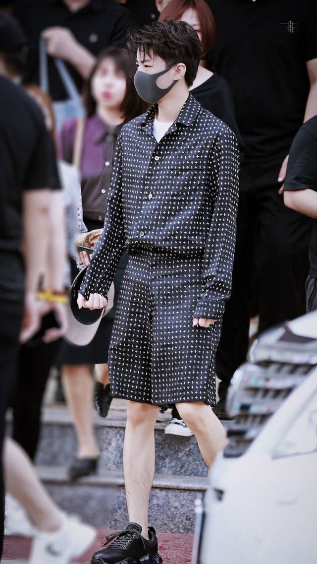 被19岁王俊凯撩到!白衬衫配工装裤清爽帅气,是校草本人没错了