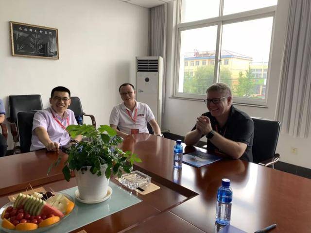 在参观完"鹏鹗"分公司车间后,考察团与金鹏针业举行了座谈会,主机厂就