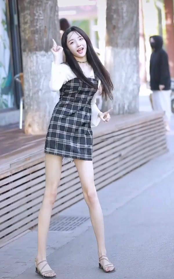 艾比现身街头跳舞,身穿背带裙尽显萌妹本质,男生这次真的爱了