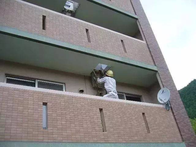 日本 特地在残障人士家里安装了自动逃生电梯,这个自动逃生电梯把楼梯