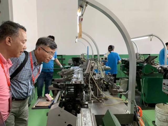 在参观完"鹏鹗"分公司车间后,考察团与金鹏针业举行了座谈会,主机厂就