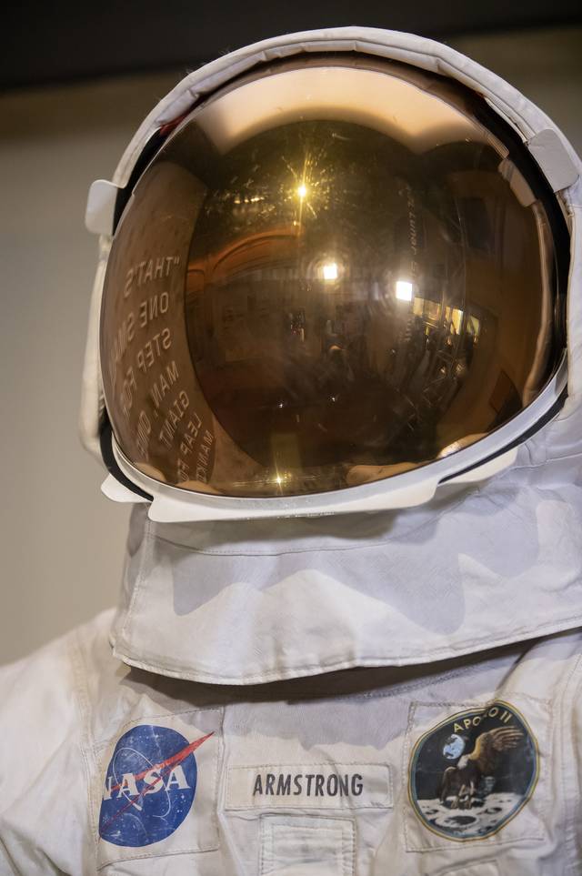 7月16日,在美国华盛顿的国家航空航天博物馆,美国宇航员阿姆斯特朗的