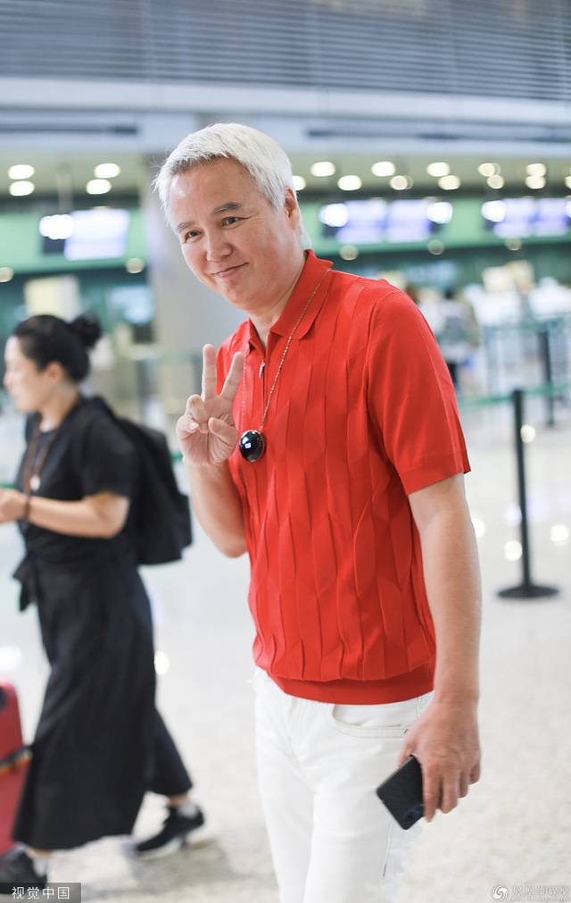 "奶奶"变帅哥!张庭老公53岁林瑞阳成功瘦身,红衣配白裤鲜艳夺目