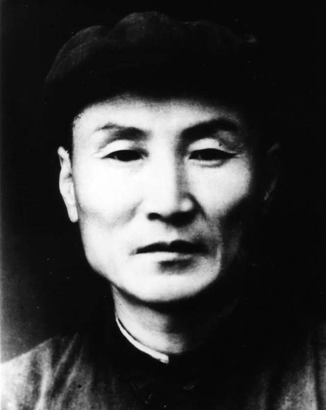 大革命开始后,曹动之接受了革命思想教育,于1925年在横山县高小同鲁贲